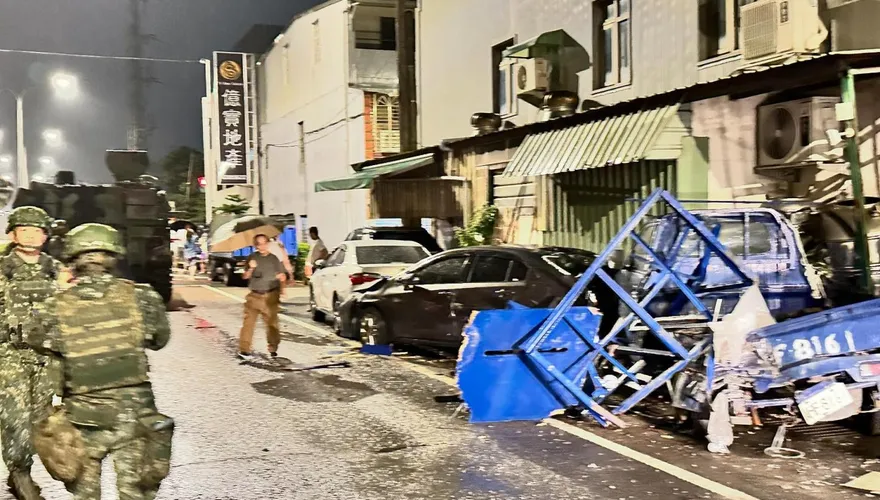 影/漢光演習出包！M109自走砲車衝撞桃園民宅毀多輛車