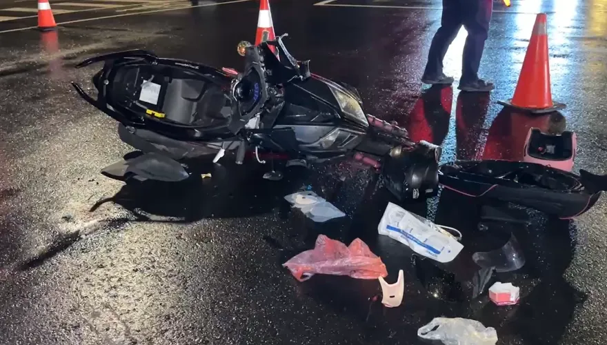 台中深夜路口死亡車禍！18歲「無照男」騎車遭撞不治