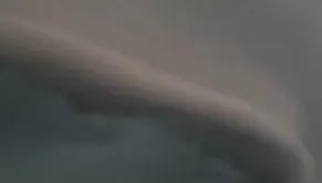 影/惡劣天氣襲華府　民眾拍下巨大「灘雲」籠罩天空如末日