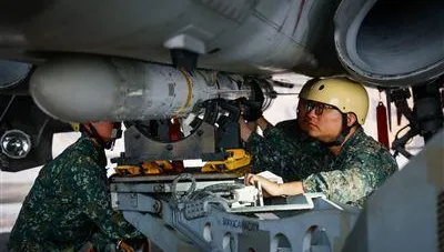 漢光41號演習　天劍二型飛彈機腹裝掛作業曝光！