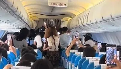 飛機還沒停！陸男星私生飯硬闖商務艙追星惹怒全機
