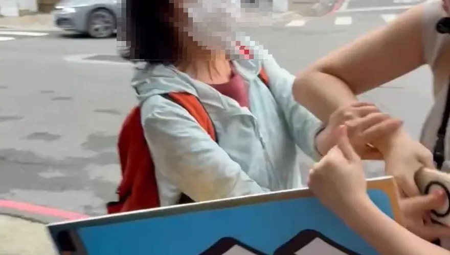 罷免又傳全武行　罷團志工手機拍攝情緒激動民眾釀衝突