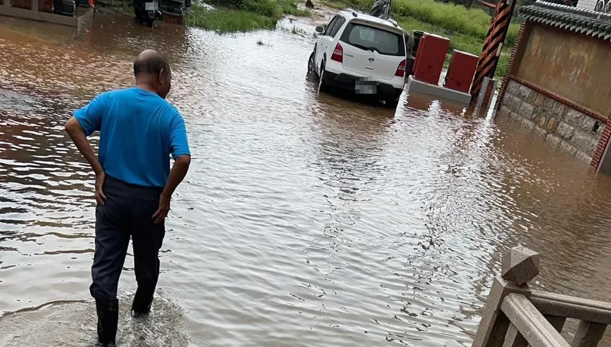暴雨炸金門！多處道路嚴重積水　民眾無奈