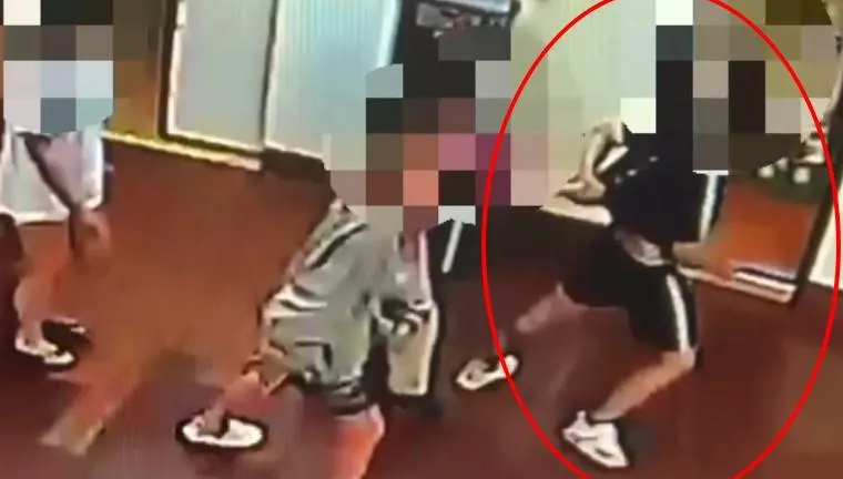 影/高雄男躲女廁門貼「暫停使用」偷拍　警循線逮人送辦