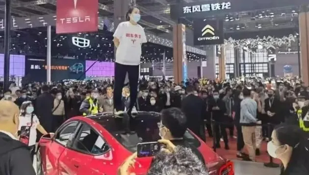 陸女站特斯拉車頂喊「剎車失靈」…害掉7億訂單　二審下場慘