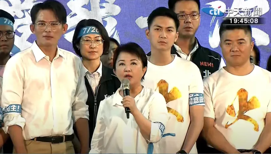影/盧秀燕宣布「藍白合了」　率7千人高呼：不同意總統亂搞