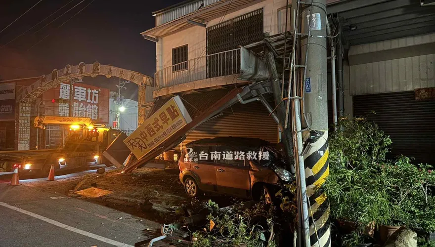 影/慘！休旅車遭撞翻「乘客滿臉血」　早餐店被毀「駕駛腸破裂」