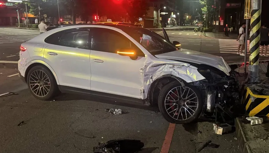 影/台中男開保時捷闖紅燈猛撞計程車！警一查竟是酒駕