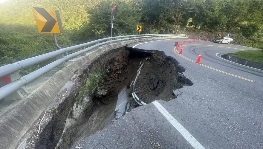 影/台14線往武嶺方向大面積塌陷！　現「20M天坑」緊急封路