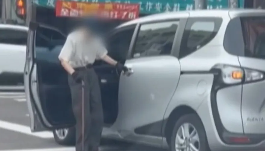 台中翁雙腿無力拄拐杖　民眾驚呼：這樣也能開車？