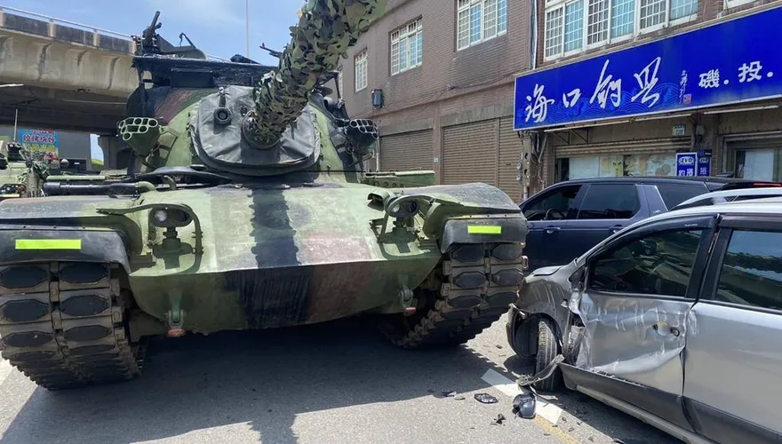 國軍又撞了！CM-11戰車跨分向線擦撞對向轎車