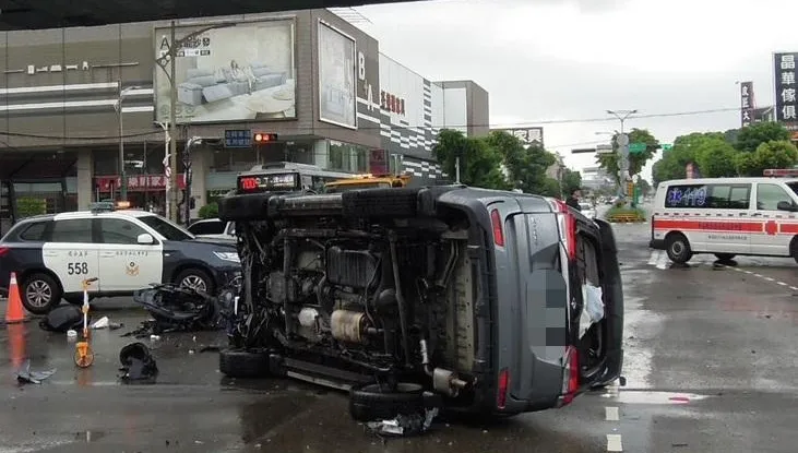台中3車碰撞「休旅車90度側翻、騎士骨折」　疑違規左轉惹禍