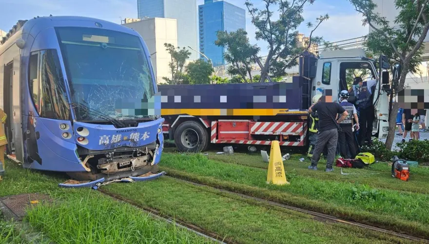 影/高雄輕軌遭大貨車猛撞釀6傷！　列車玻璃碎裂成蜘蛛網