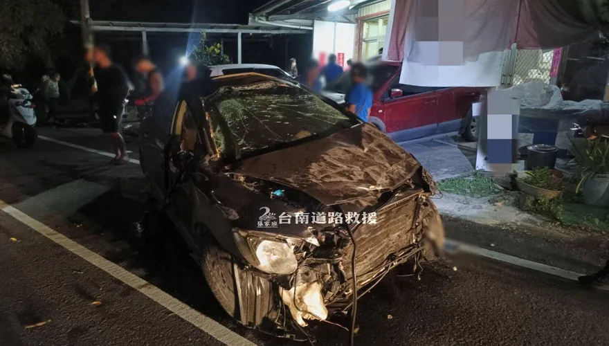 台南慘烈車禍！　車半毀...1人甩路邊慘死