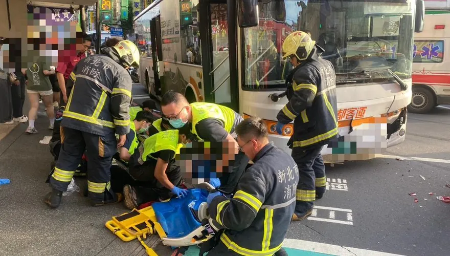 影/奪命另一視角！中和307路公車暴衝撞機車　妻死夫獨活