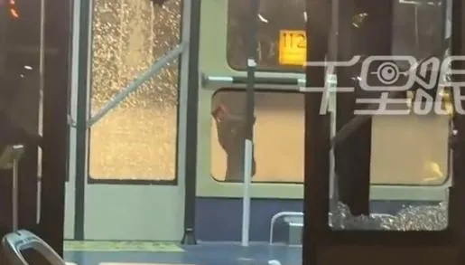影/司機「拔鑰匙走人」…陸百人困機場接駁車悶暈　氣炸砸窗