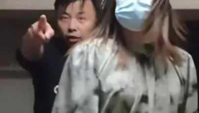 偷拍鏡頭被發現？紅姐嚇到睜大眼　原來竟是「沒關窗」