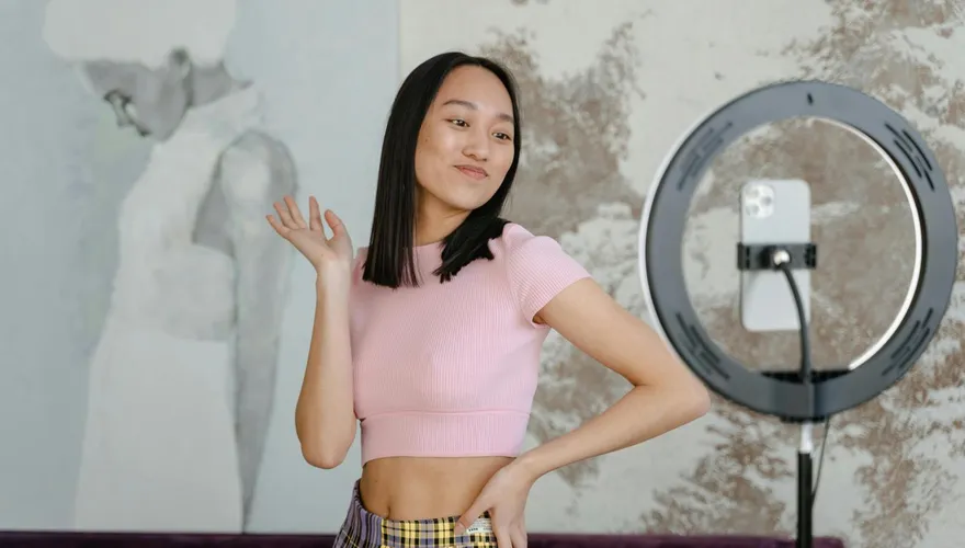 天天守手機！爺迷戀「AI妹妹」　還揚言要與老伴離婚