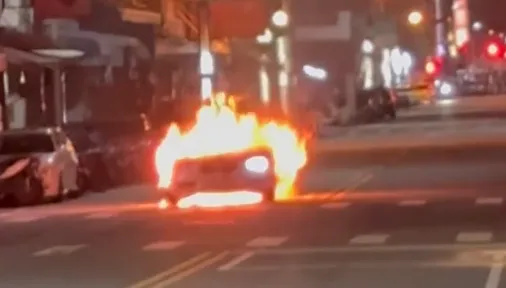 BMW等紅燈突冒煙！母女倉皇逃「愛車變火球」　驚悚畫面曝