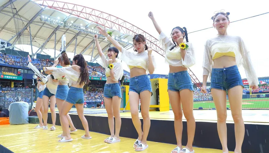 球迷疑「水槍裝尿」噴啦啦隊！中信兄弟涼水祭爆亂象　官方說話了