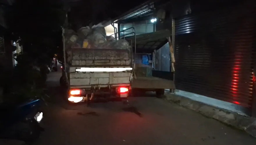 影/導航惹禍！台中垃圾車「鑽進窄巷」擦撞貨車糗卡住