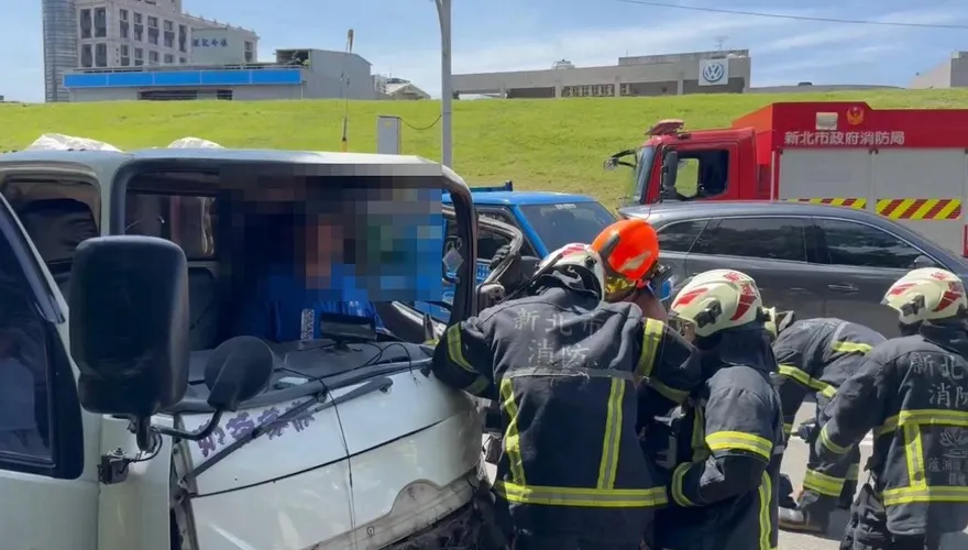 新莊越堤道連環車禍　4車追撞1人受困