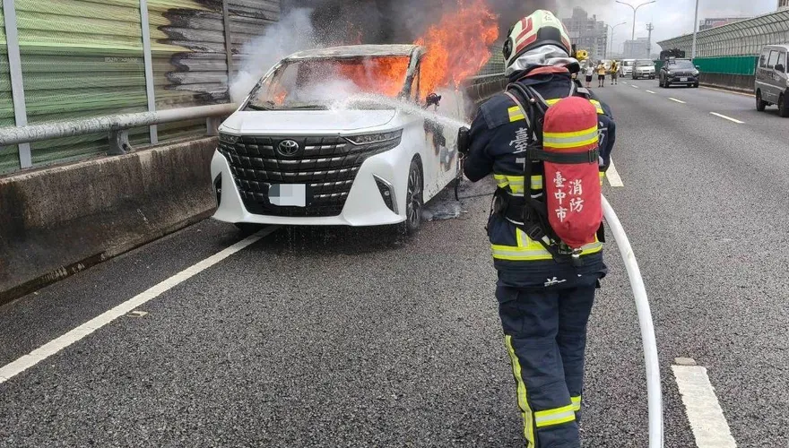 影/驚悚！台74線驚見「89運兵車」狂燃、正妹駕駛嚇壞