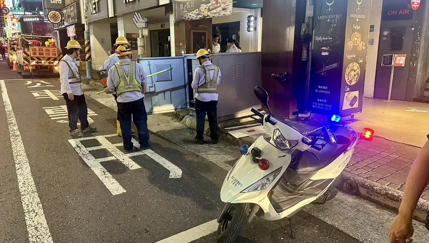 影/板橋公車撞變電箱府中商圈停電　台電搶修中