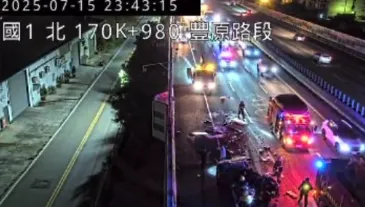 疑車速過快！國1大貨車追撞小貨車　路上滿是魷魚