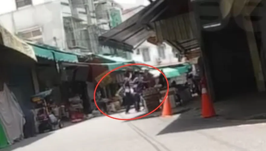 影/嘉義中埔菜市場當街砍人　酒後反目1人遭砍傷送醫