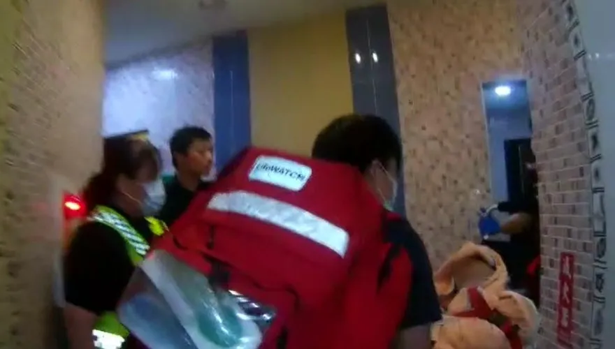 狂拍門一小時求救！鄰人以為滋擾　暖警救出34歲中風男