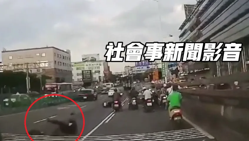 影/民權大橋波浪路2騎士慘摔「義肢飛出」　可申請國賠