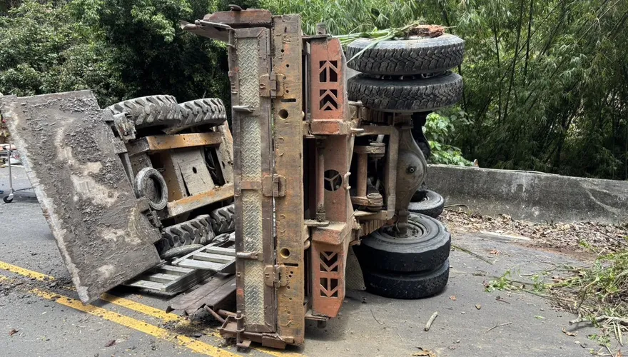 台南東山鐵牛車翻覆！53歲駕駛遭壓扭曲慘死