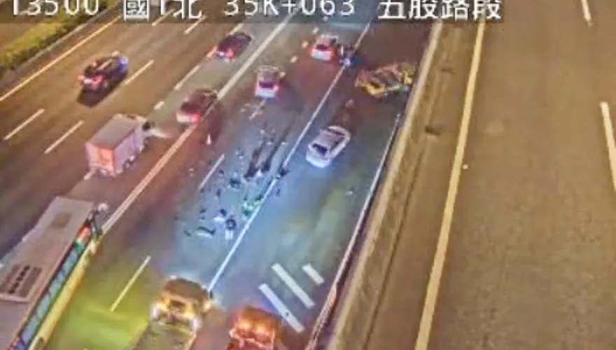 影/國1五股段北向車禍　外側車道4車連環撞