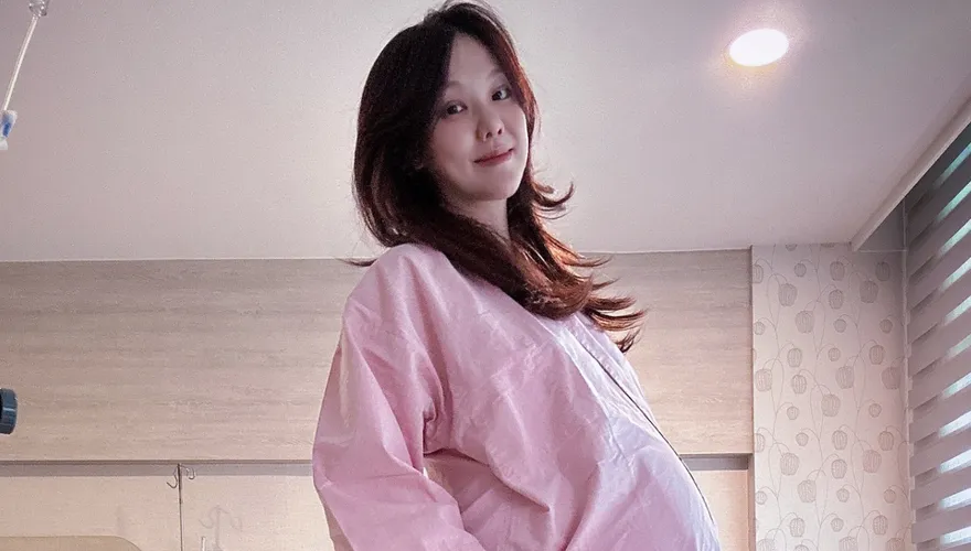 劉雨柔產女淚崩！首曬全家福　曝醫護驚喊：寶寶太長了