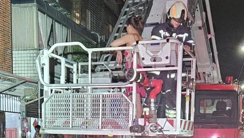 新莊女穿睡衣爬4樓鐵窗　與男友吵架警消出動雲梯勸下