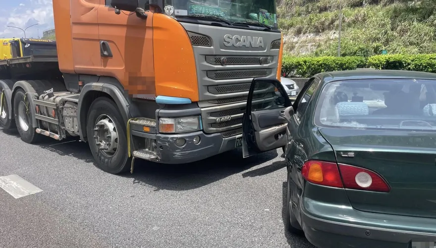 影/國1汐止段自小客變換車道釀禍　撞連結車幸無人傷