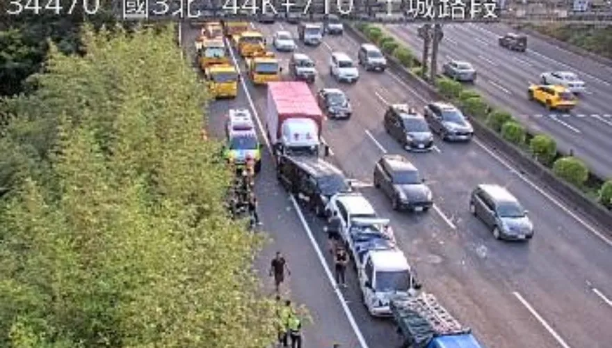 國3土城段7車連環撞塞爆　一人骨折送醫搶救