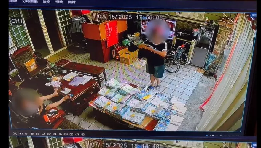 親綠里辦拍「選舉公報夾反罷文宣」造謠被抓包！粉專點名：王義川是誰給你照片？