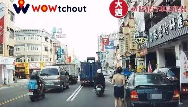 影/女車主併排停車「轉身辣露美背」　駕駛秒心軟：原諒是美德