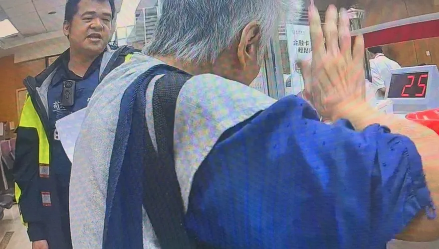 影/北市婦提600萬現金買房遭阻　吼警：我跟你下跪