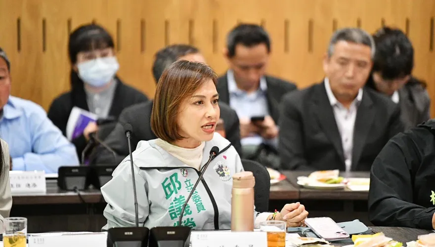 與民進黨不同調？「剴剴條款」二讀按贊成　邱議瑩道歉：失誤按錯