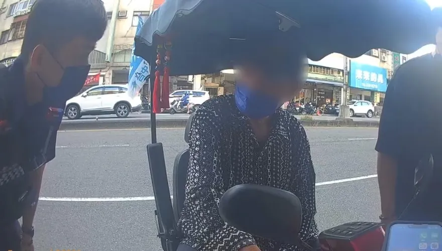 97歲翁買烤鴨遠征16公里！電動車「突叛變」暖警助返家