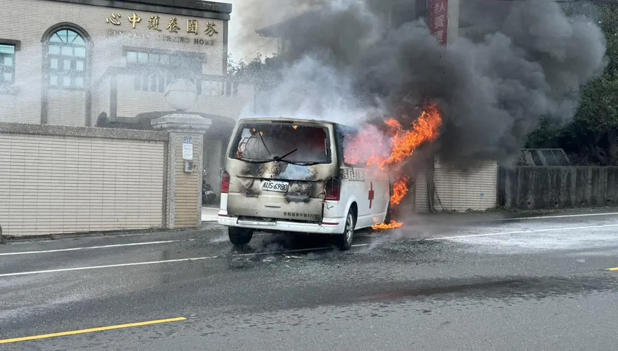 影/驚險畫面曝！救護車成火球　技術員神救援助病患脫困