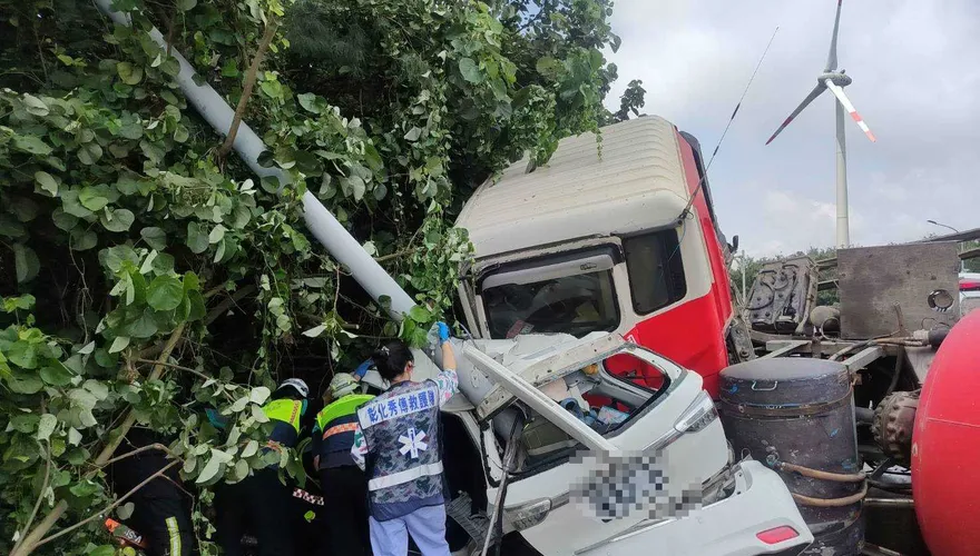 影/彰化工業區預拌車驚悚翻覆壓毀轎車！　3傷送醫