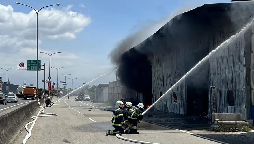 新竹汽修廠爆嚴重火災！「全面燃燒」黑煙竄天　爆炸聲不斷