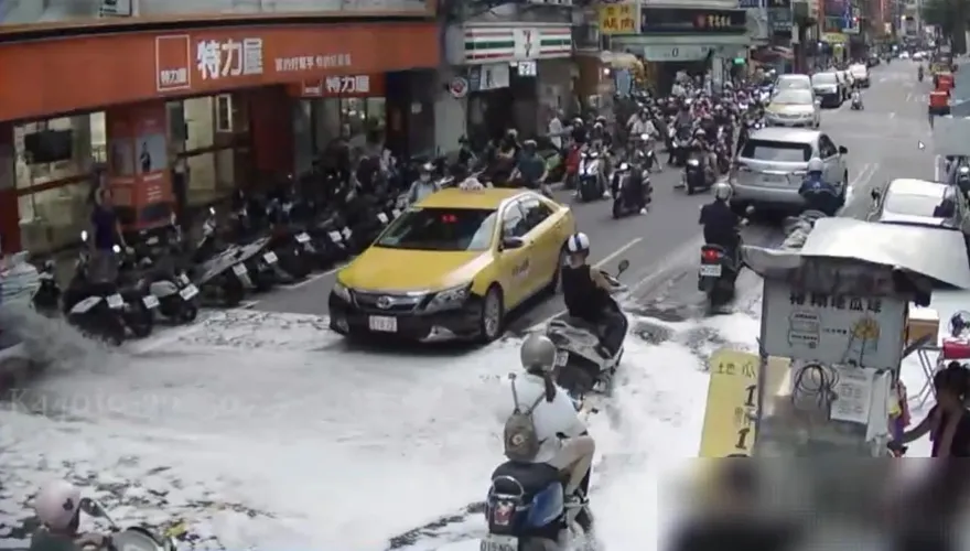 影/蘆洲4歲童誤開消防栓　泡沫湧出淹路面像下雪