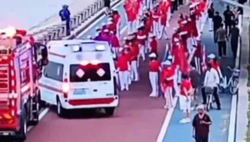 影/擋消防救護車通行！陸「老年暴走團」惹怒全網　警說話了