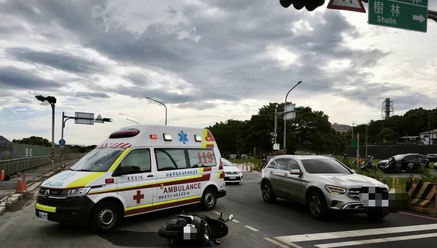 樹林堤外便道賓士車追撞機車　騎士滿臉血送醫不治