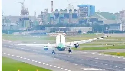 影/颱風薇帕外圍環流肆虐！知名航空公司「班機晃爆驚險重飛」
